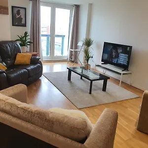 Luxurious Flat Overlooking Canay Wharf , London United Kingdom